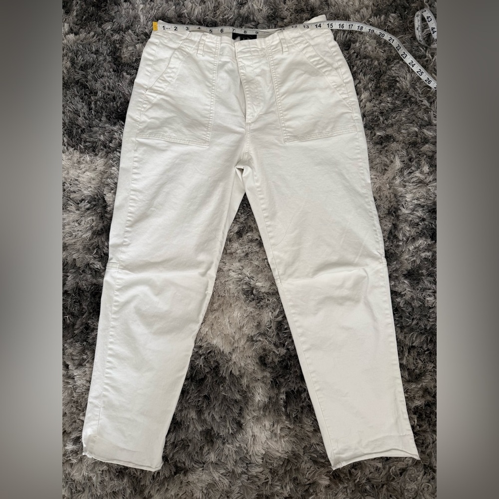 Banana Republic Girlfriend Authentic Chino. Size 8 ~ Ivory/Cream